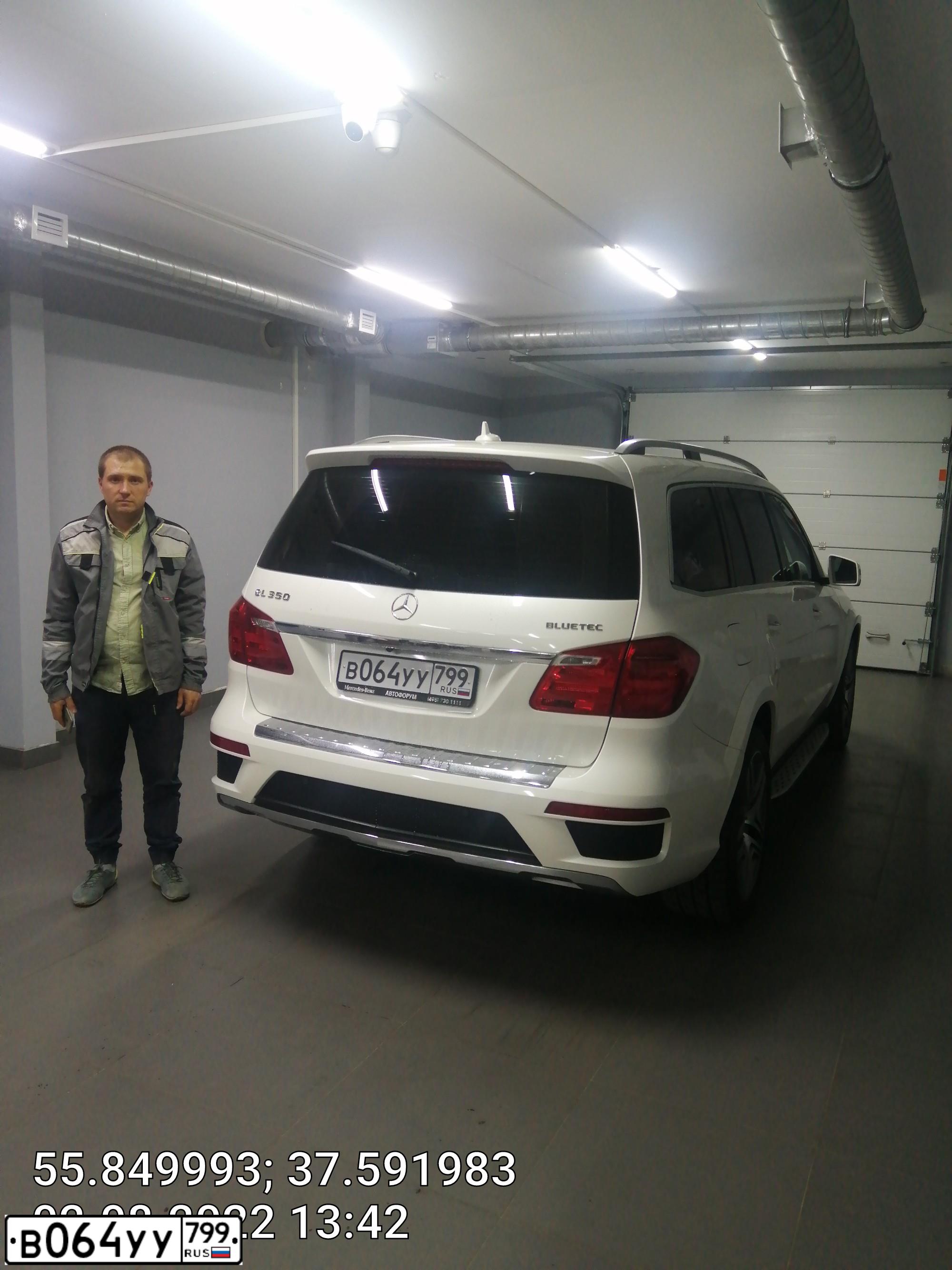 Фото автомобиля MERCEDES GL-KLASSE, 2015 — госномер В002РВ777. Цвет: Белый