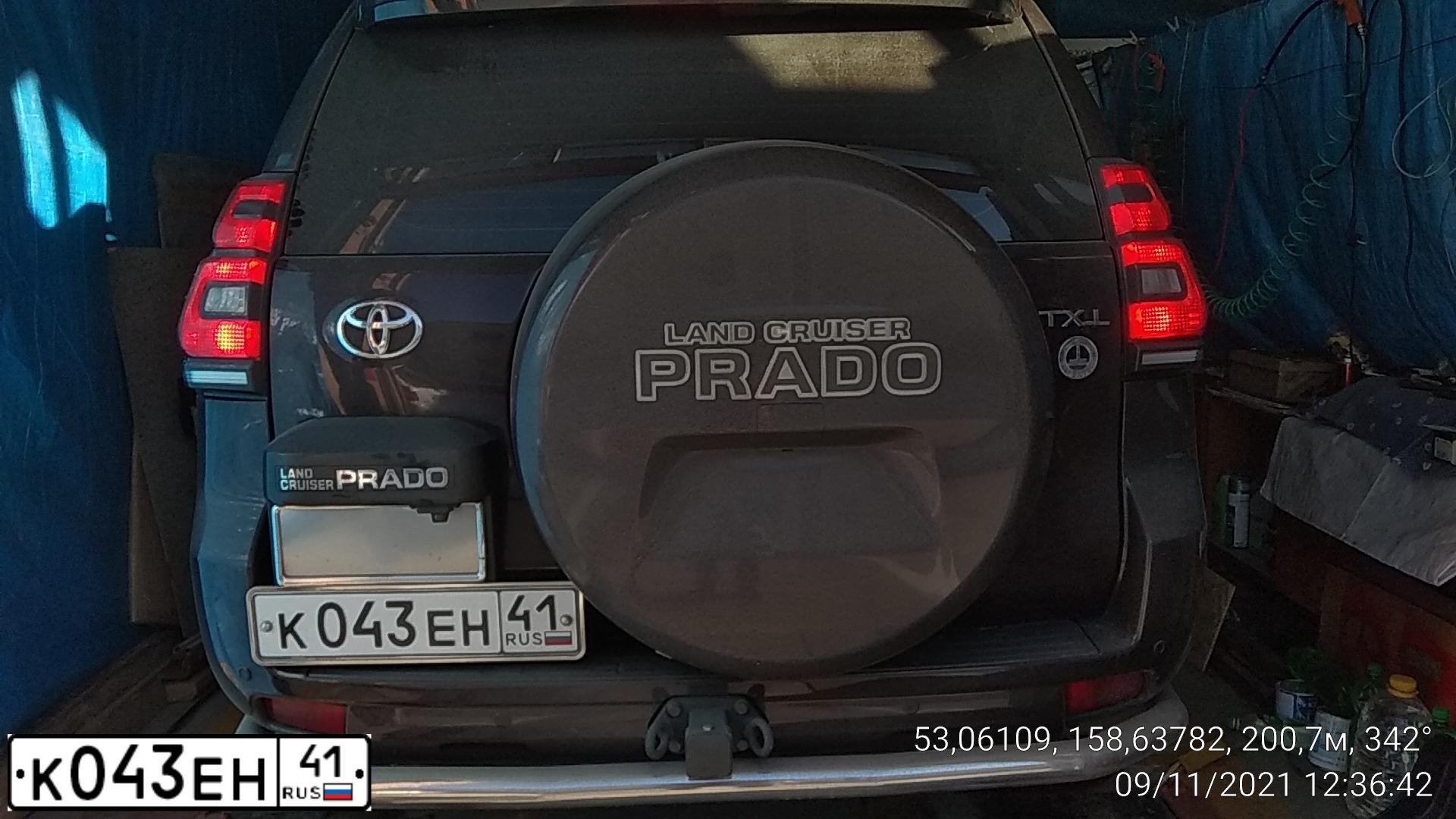 Фото автомобиля TOYOTA LAND CRUISER, 2010 — госномер В184ТХ09. Цвет: БОРДОВЫЙ