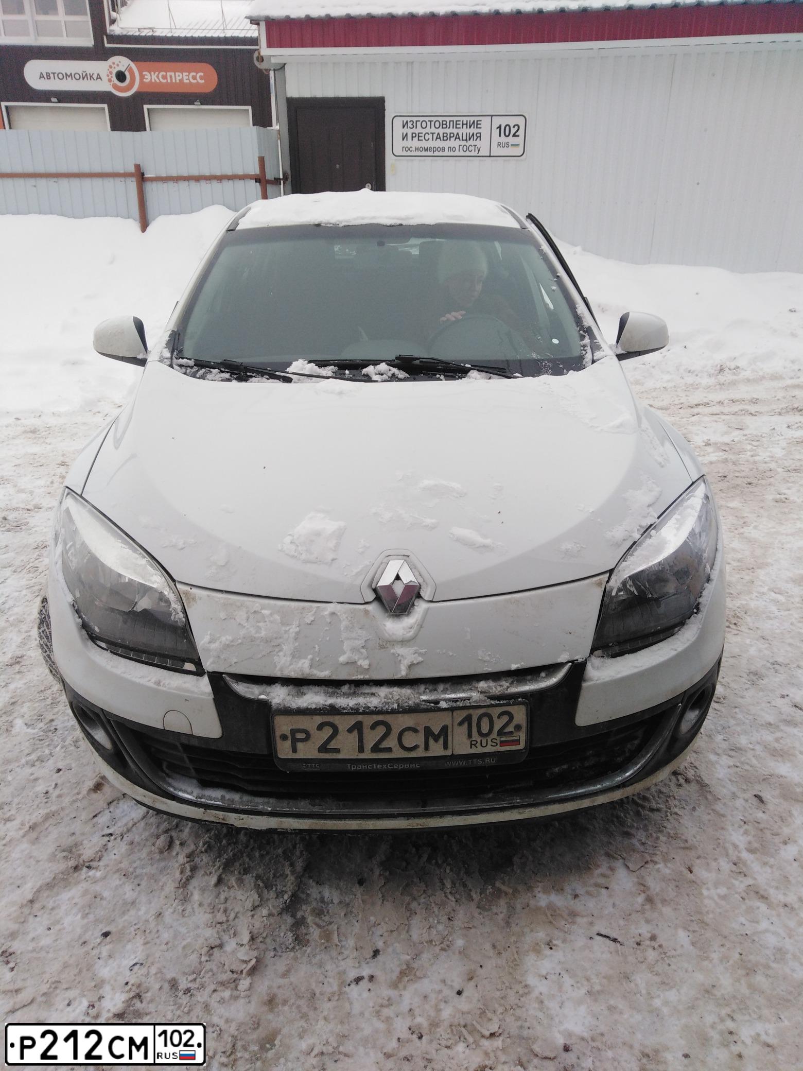 Фото автомобиля RENAULT MEGANE, 2013 — госномер Р212СМ102. Цвет: Белый