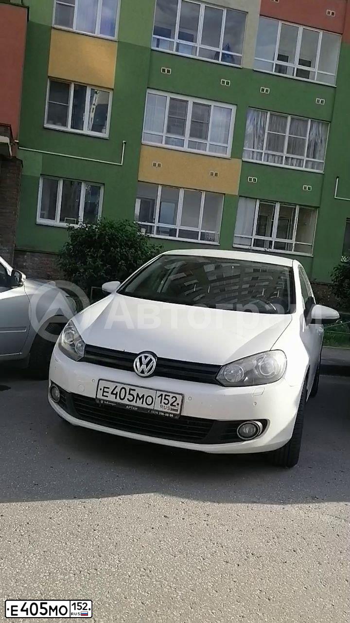 Фото автомобиля VOLKSWAGEN GOLF, 2011 — госномер Е405МО152. Цвет: БЕЛЫЙ