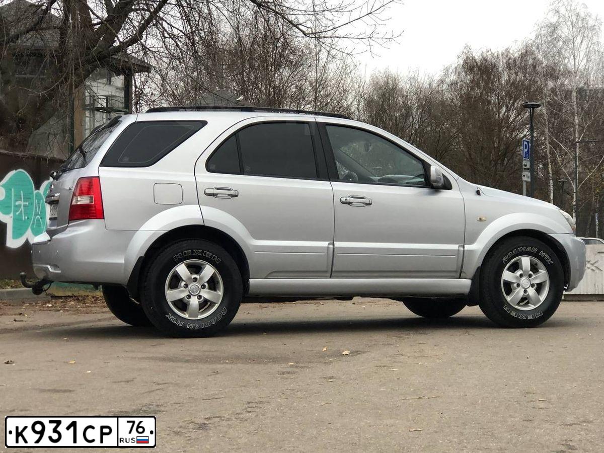 Фото автомобиля KIA SORENTO, 2006 — госномер К931СР76. Цвет: СЕРЫЙ