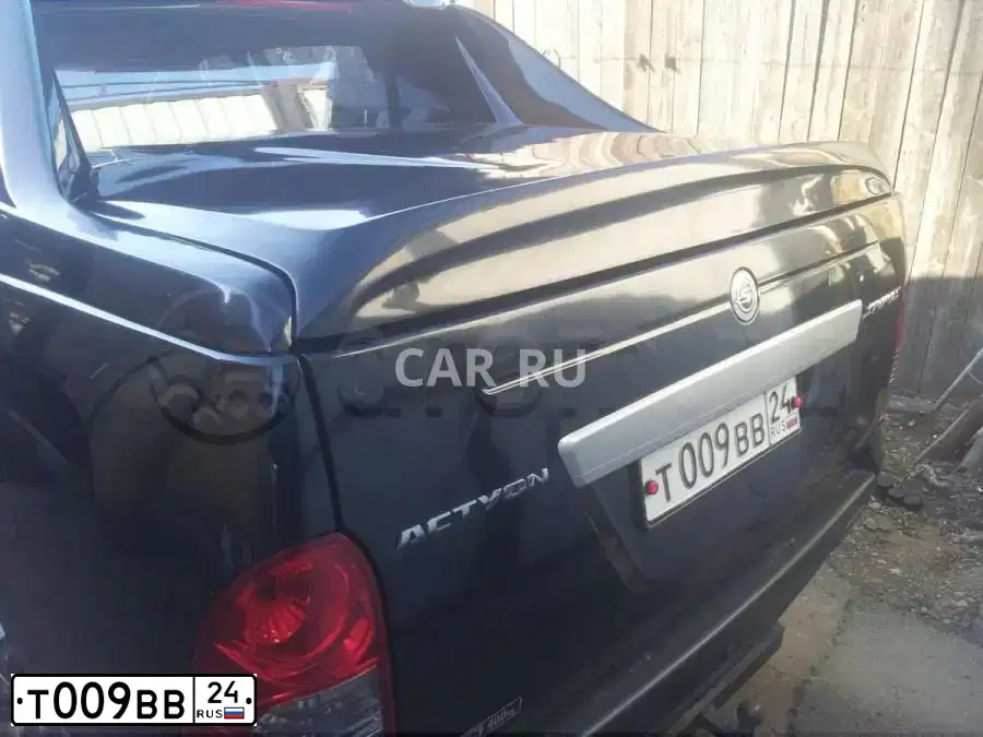 Фото автомобиля SSANGYONG ACTYON SPORTS, 2011 — госномер Т009ВВ24. Цвет: ЧЕРНЫЙ