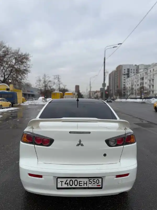 Фото автомобиля MITSUBISHI LANCER, 2011 — госномер Т400ЕН550. Цвет: БЕЛЫЙ