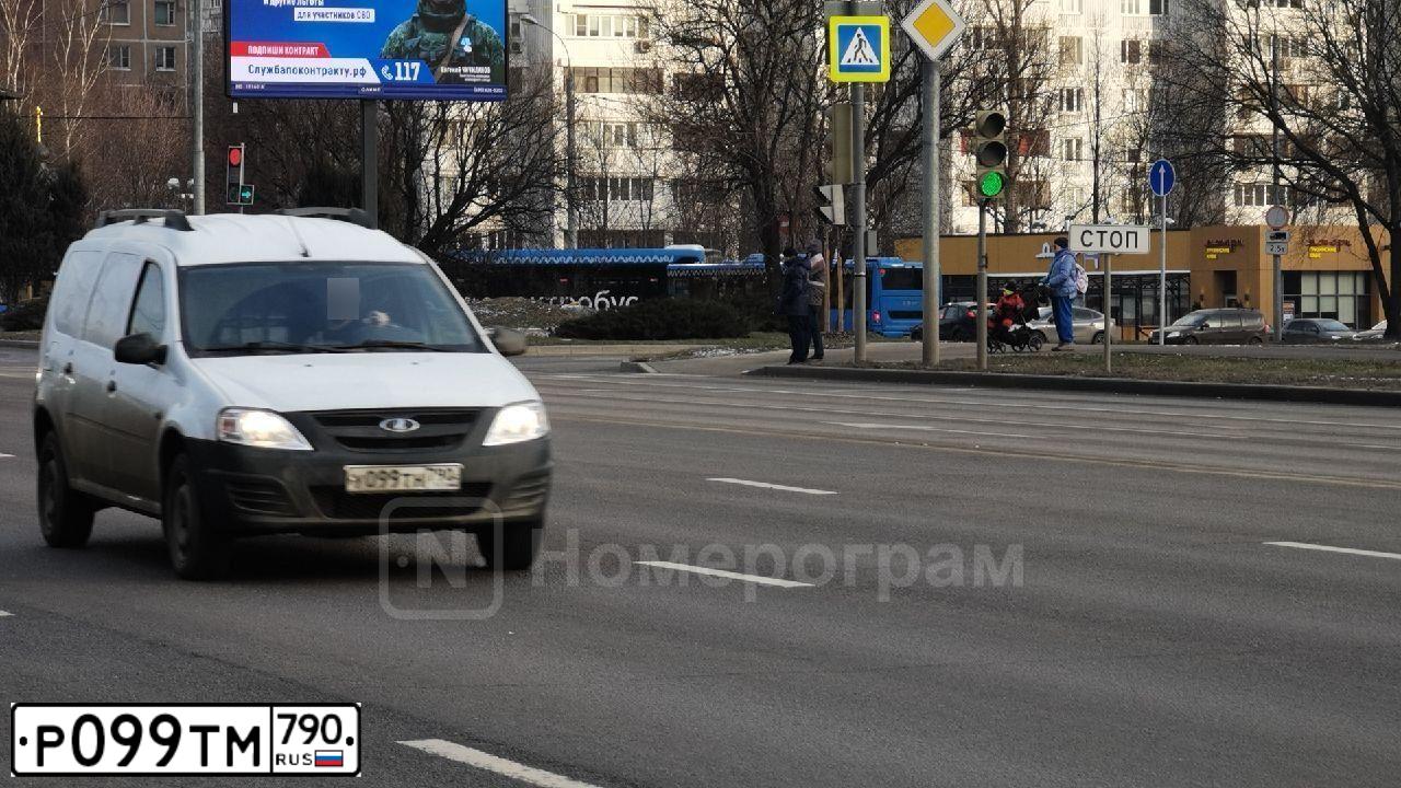 Фото автомобиля MERCEDES E-KLASSE, 2013 — госномер С818АН777. Цвет: СЕРЫЙ