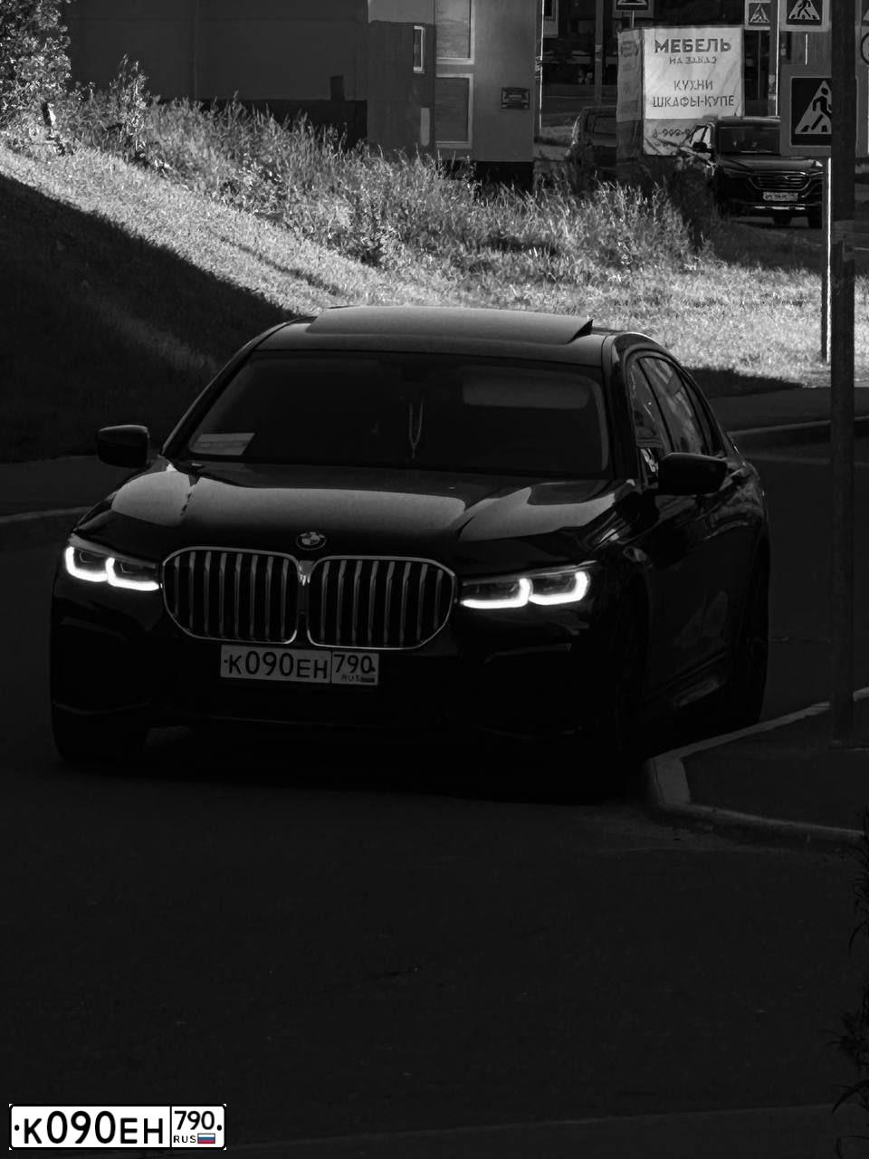 Фото автомобиля BMW SERIE 7, 2020 — госномер К090ЕН790. Цвет: ЧЕРНЫЙ