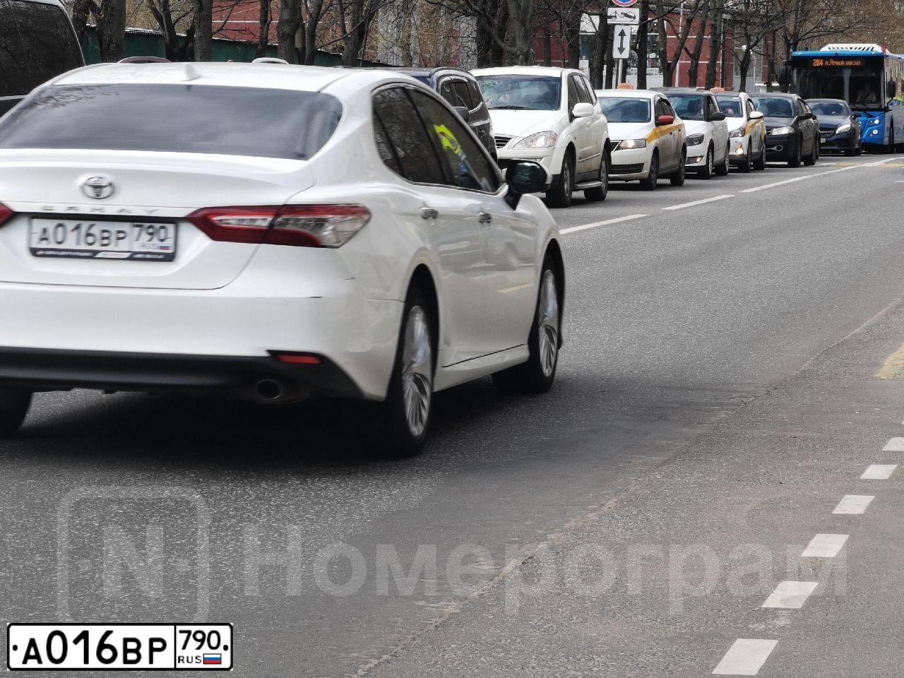 Фото автомобиля TOYOTA CAMRY, 2021 — госномер М133НВ797. Цвет: Белый