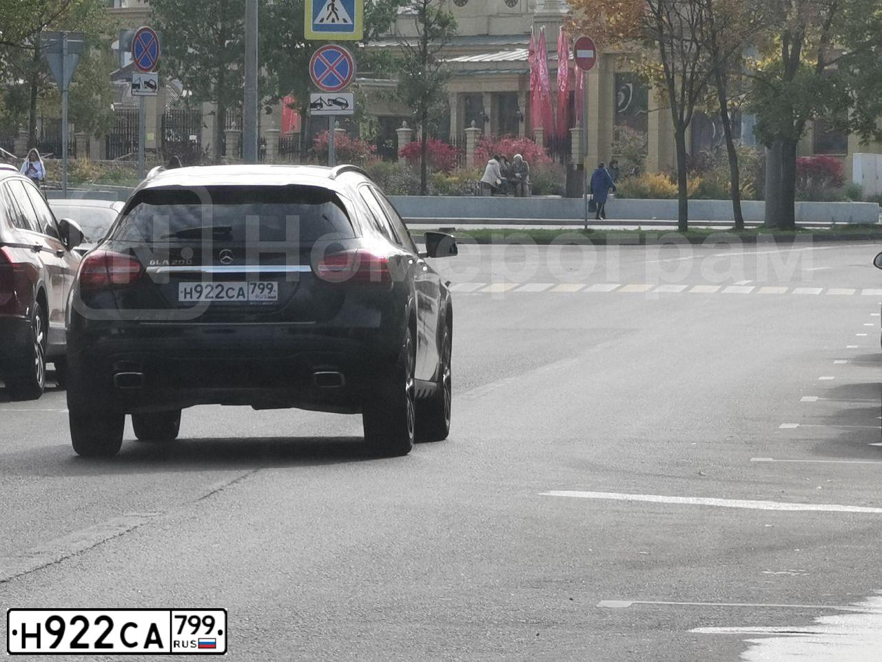 Фото автомобиля MERCEDES GLA-KLASSE, 2019 — госномер Н922СА799. Цвет: ЧЕРНЫЙ