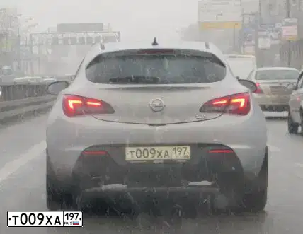 Фото автомобиля OPEL ASTRA, 2012 — госномер Т009ХА197. Цвет: Белый