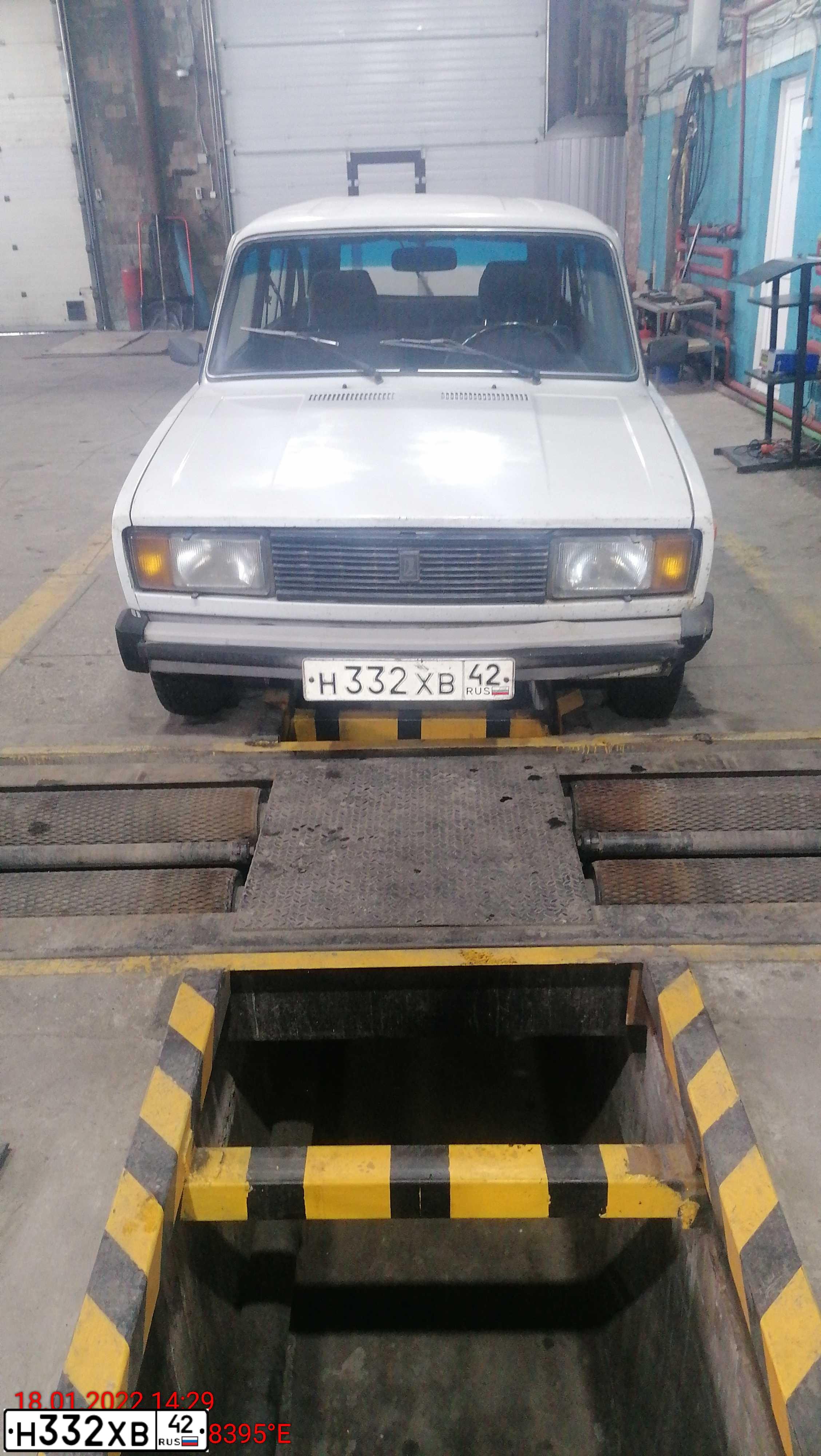 Фото автомобиля LADA 2104, 2001 — госномер Н332ХВ42. Цвет: ЯРКО-БЕЛЫЙ