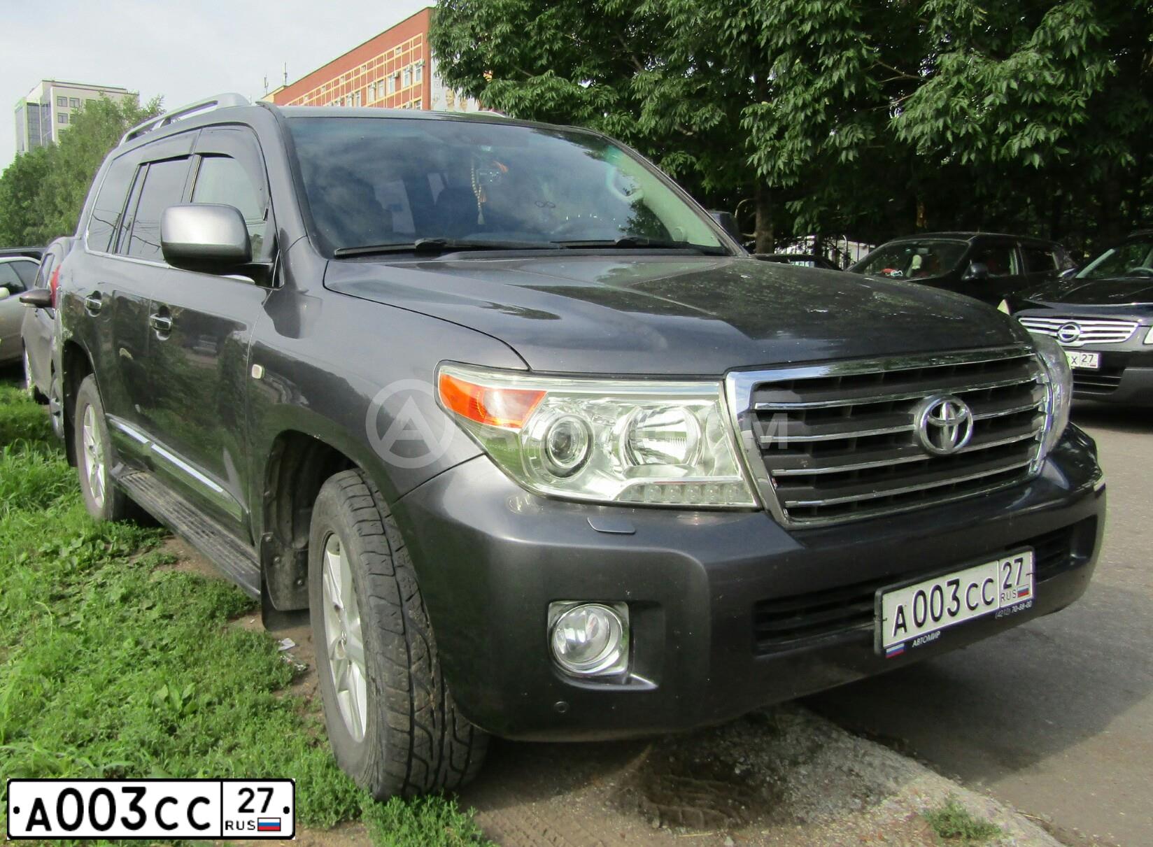 Фото автомобиля TOYOTA LANDCRUISER 200, 2011 — госномер А003СС27. Цвет: СЕРЫЙ
