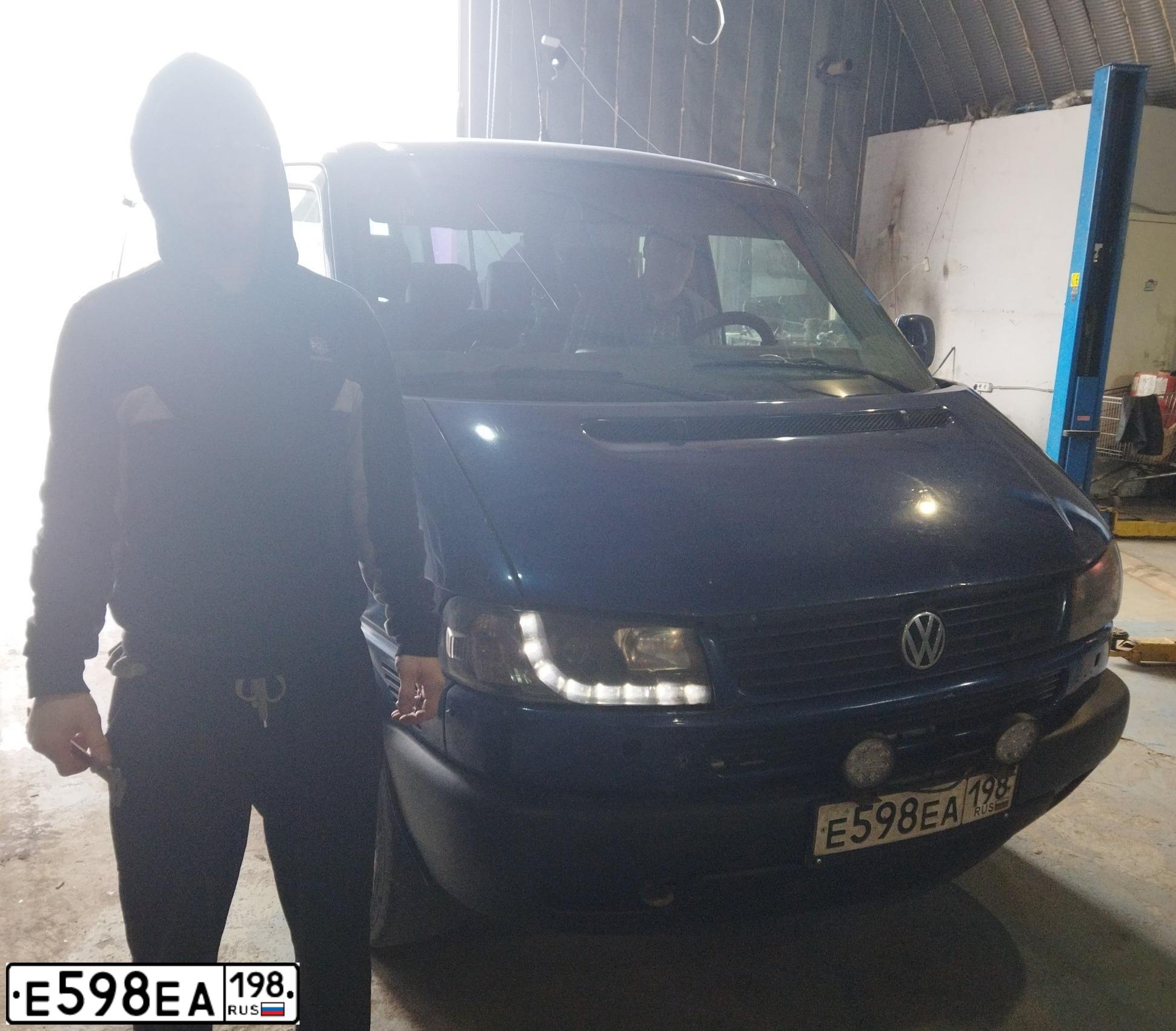 Фото автомобиля VOLKSWAGEN CARAVELLE, 1998 — госномер Е598ЕА198. Цвет: СИНИЙ