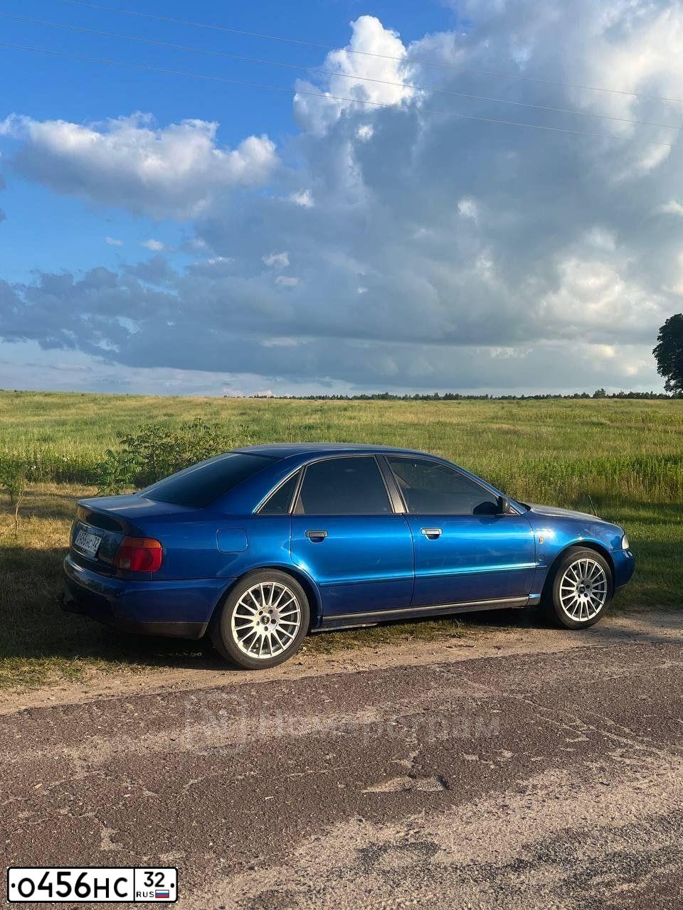 Фото автомобиля AUDI A4, 1996 — госномер О456НС32. Цвет: синий