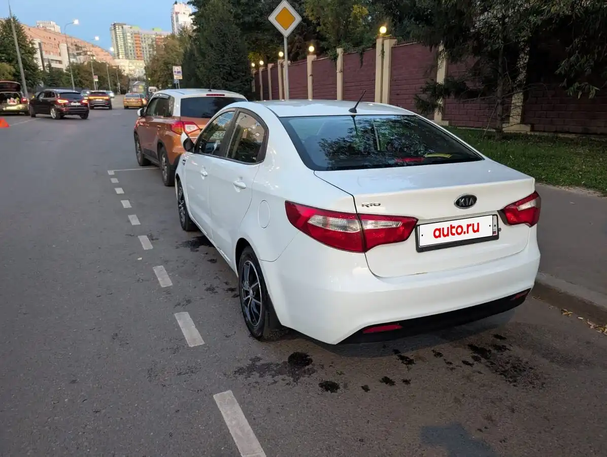 Фото автомобиля KIA RIO, 2012 — госномер В849ВА977. Цвет: Белый