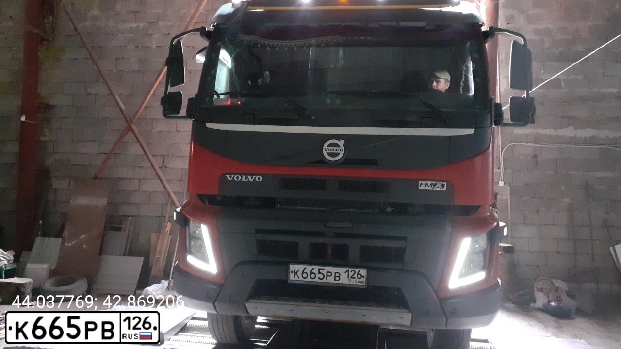 Фото автомобиля VOLVO SERIE FM /8X4/, 2018 — госномер К110АА35. Цвет: Красный
