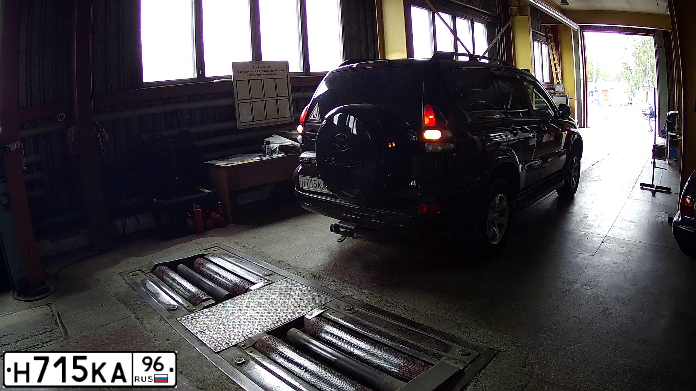 Фото автомобиля TOYOTA LANDCRUISER, 2007 — госномер Н715КА96. Цвет: ЧЕРНЫЙ