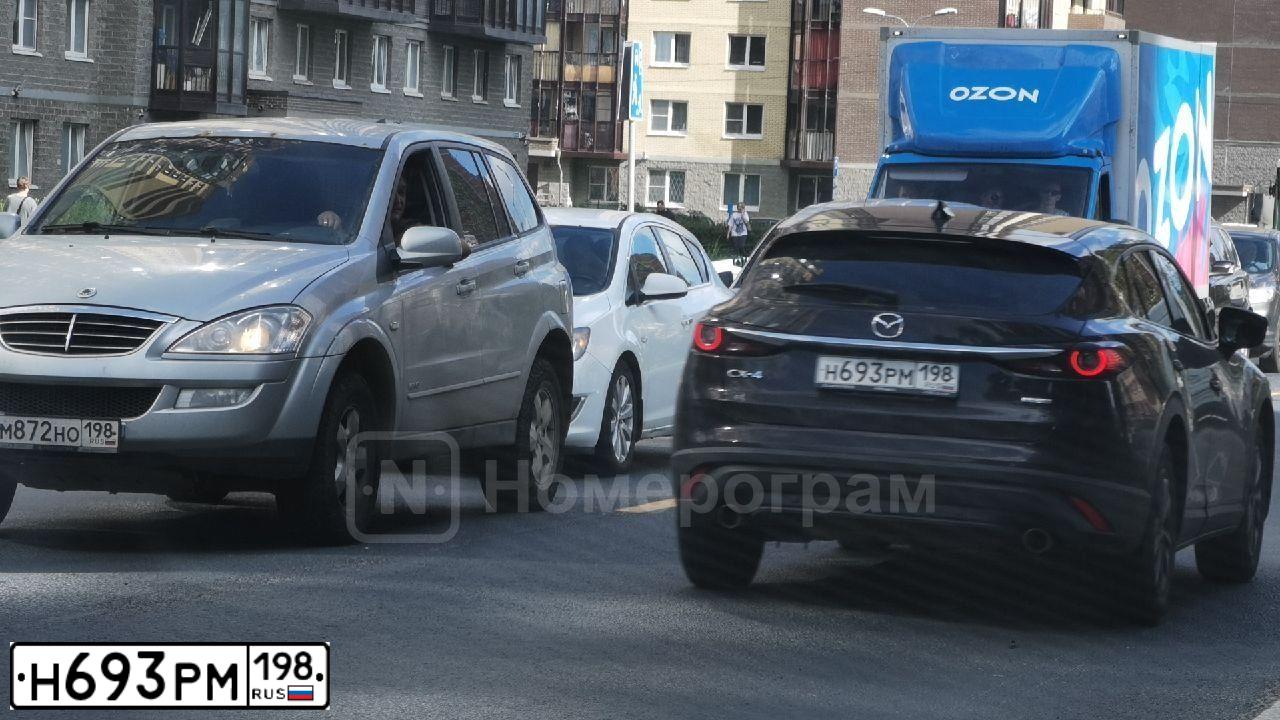 Фото автомобиля MAZDA CX-4, 2022 — госномер Н693РМ198. Цвет: ФИОЛЕТОВЫЙ
