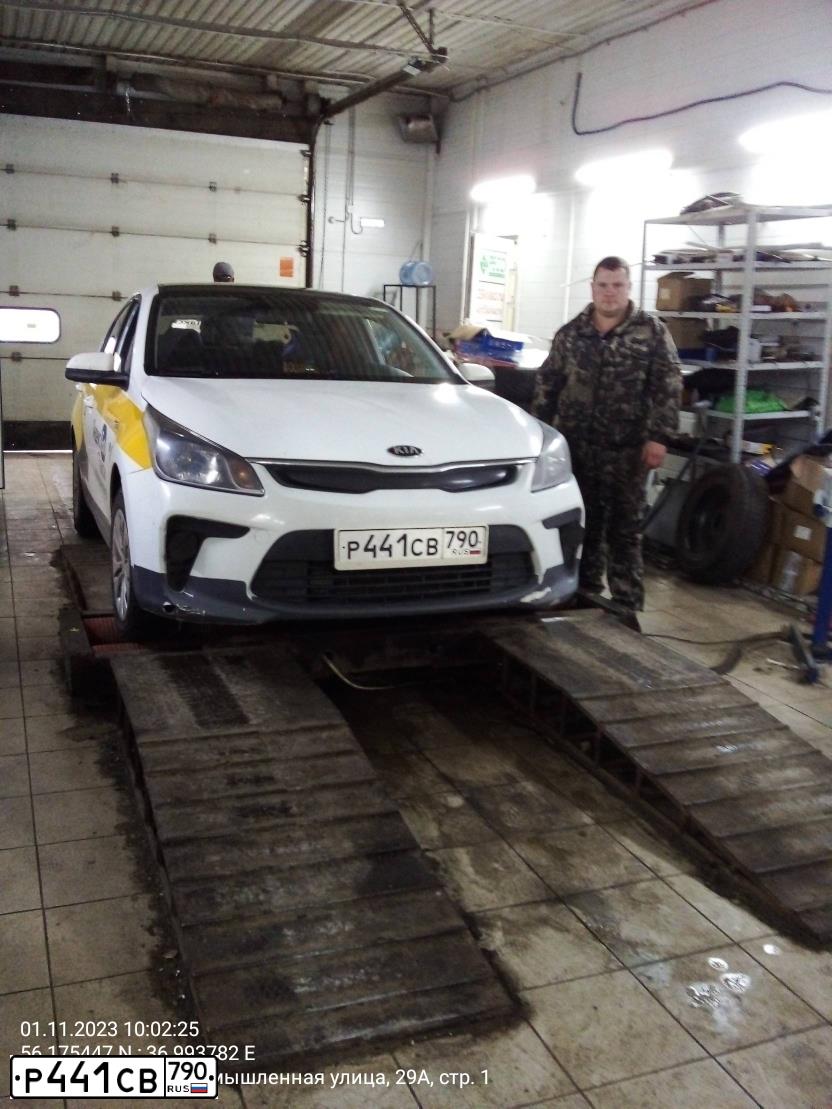 Фото автомобиля KIA RIO, 2017 — госномер Р441СВ790. Цвет: БЕЛЫЙ-ЖЕЛТЫЙ-СЕРЫЙ