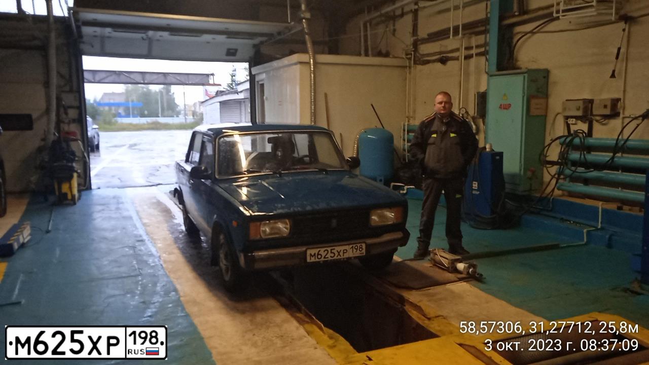 Фото автомобиля LADA 2105, 2004 — госномер Е734РК147