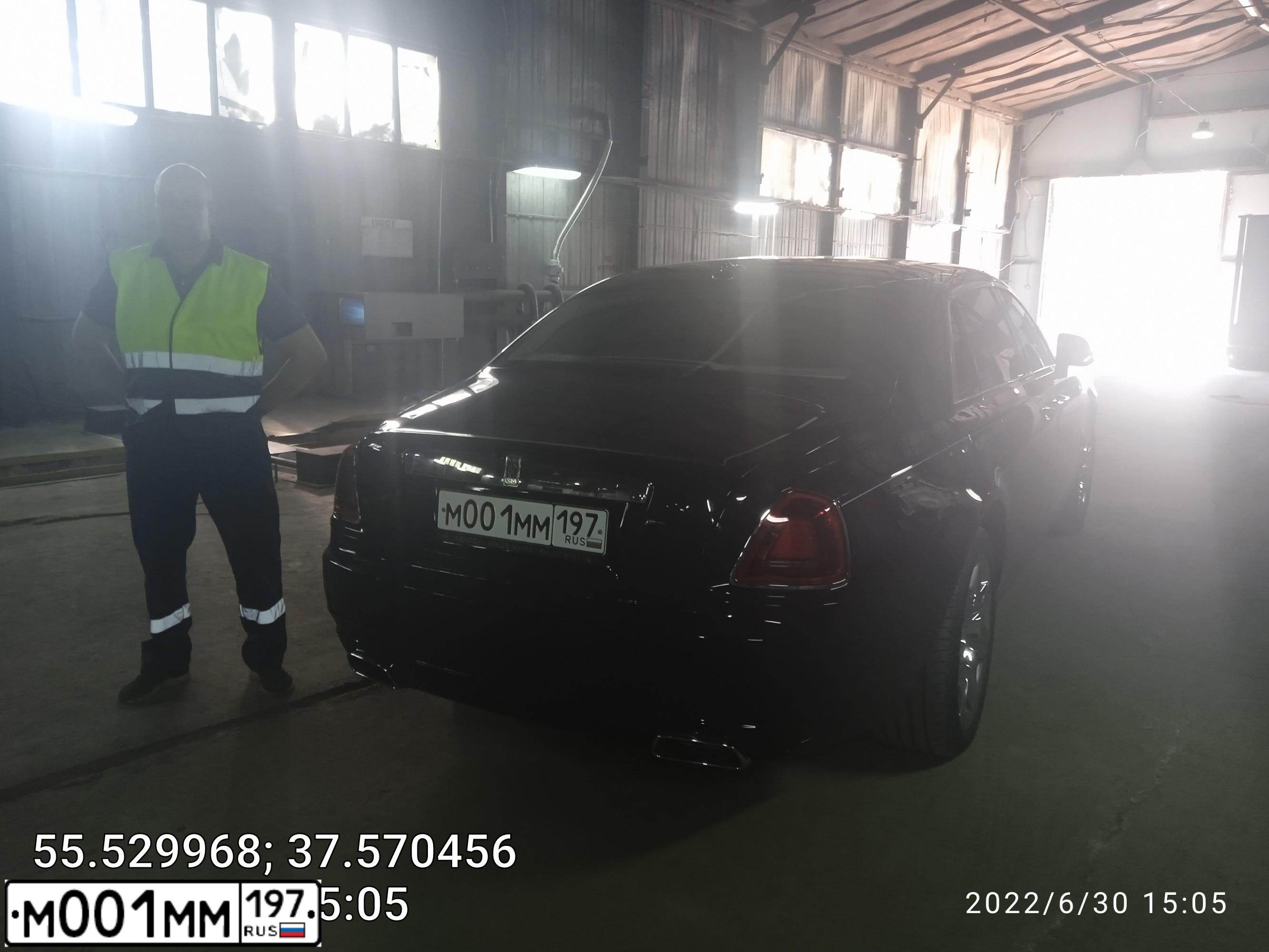 Фото автомобиля ROLLS ROYCE ROLLS-ROYCE GHOST, 2012 — госномер К444КК77. Цвет: ЧЕРНЫЙ
