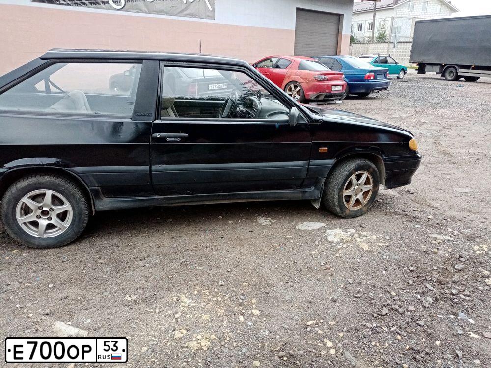 Фото автомобиля LADA 2113 SAMARA, 2005 — госномер Е700ОР53. Цвет: ГРАФИТОВЫЙ МЕТАЛИК