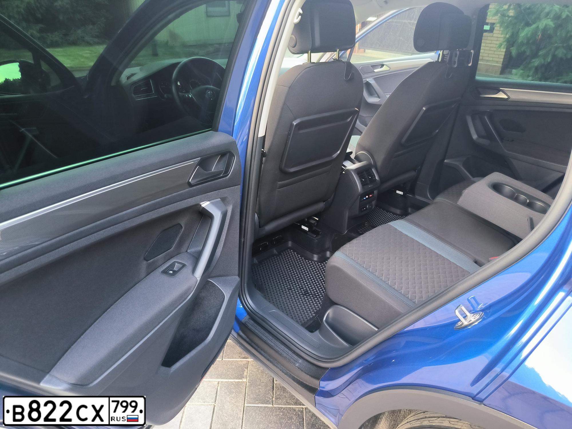 Фото автомобиля VOLKSWAGEN TIGUAN, 2019 — госномер У601АК550. Цвет: ЯРКО-СИНИЙ