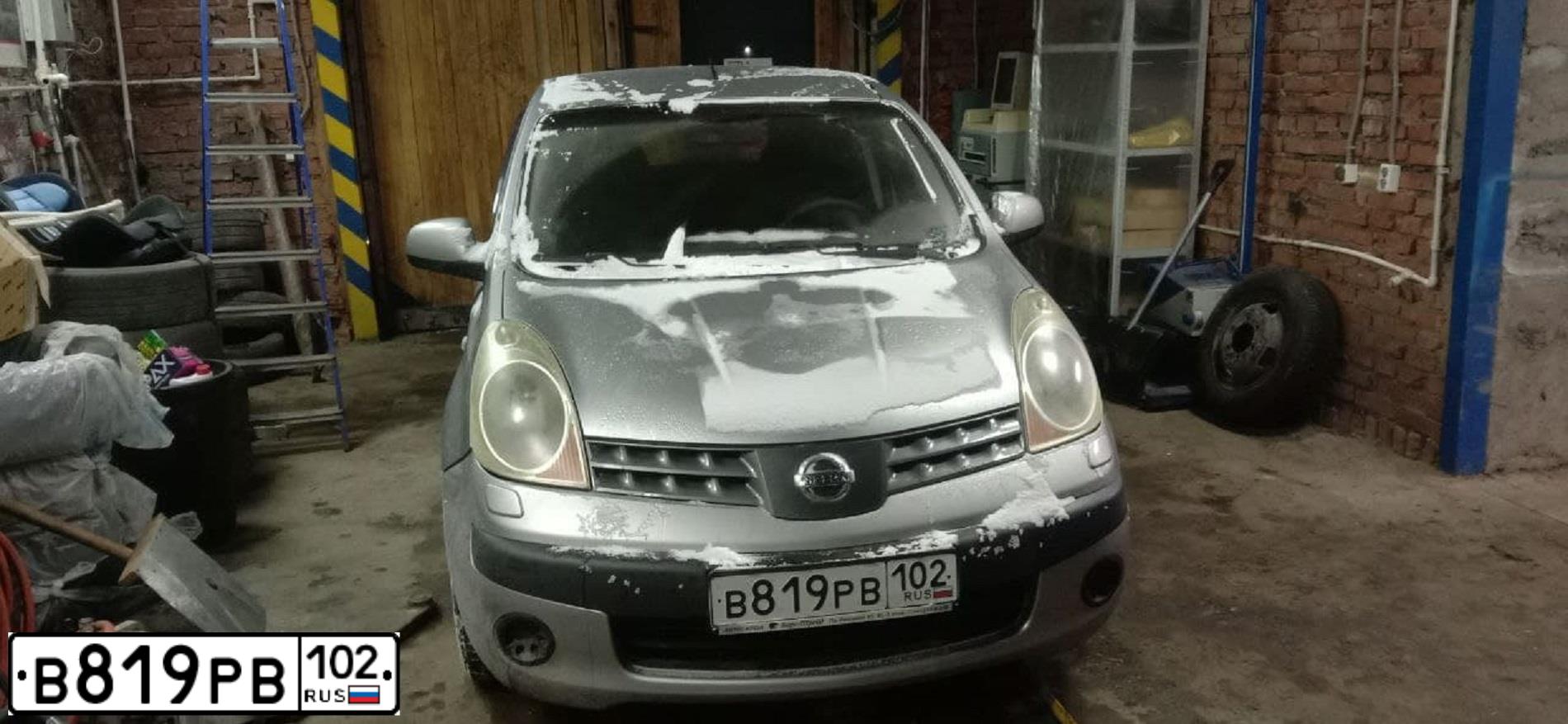 Фото автомобиля NISSAN NOTE, 2006 — госномер М609УТ64. Цвет: Серебристый