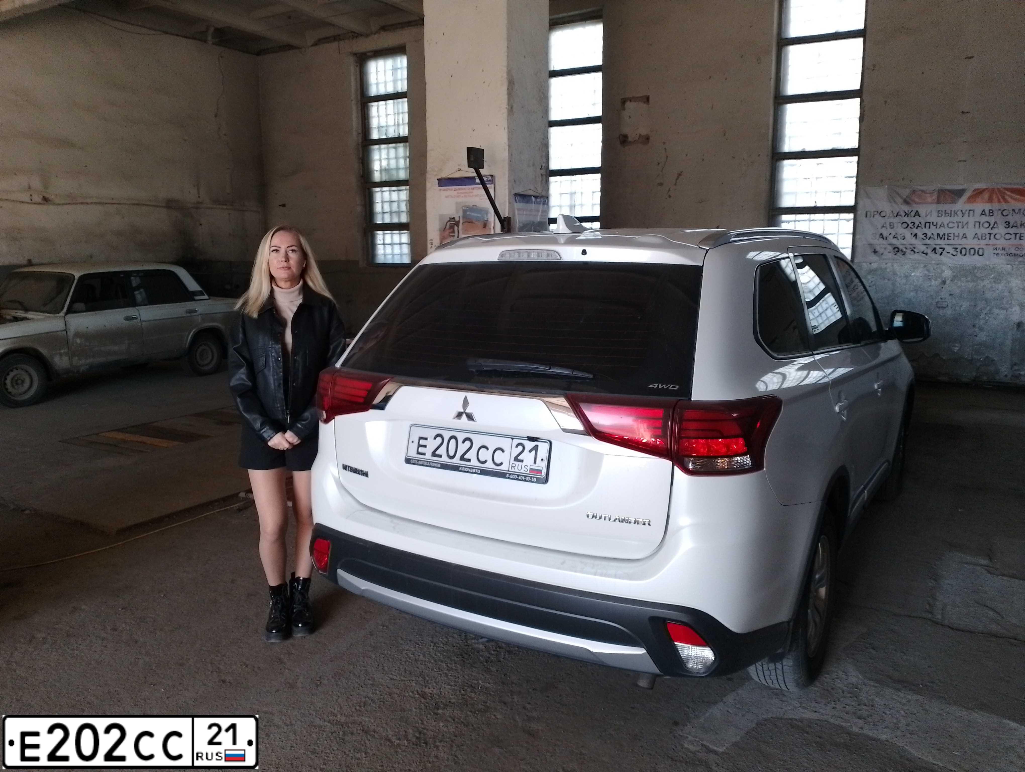 Фото автомобиля MITSUBISHI OUTLANDER, 2017 — госномер Е202СС21. Цвет: БЕЛЫЙ
