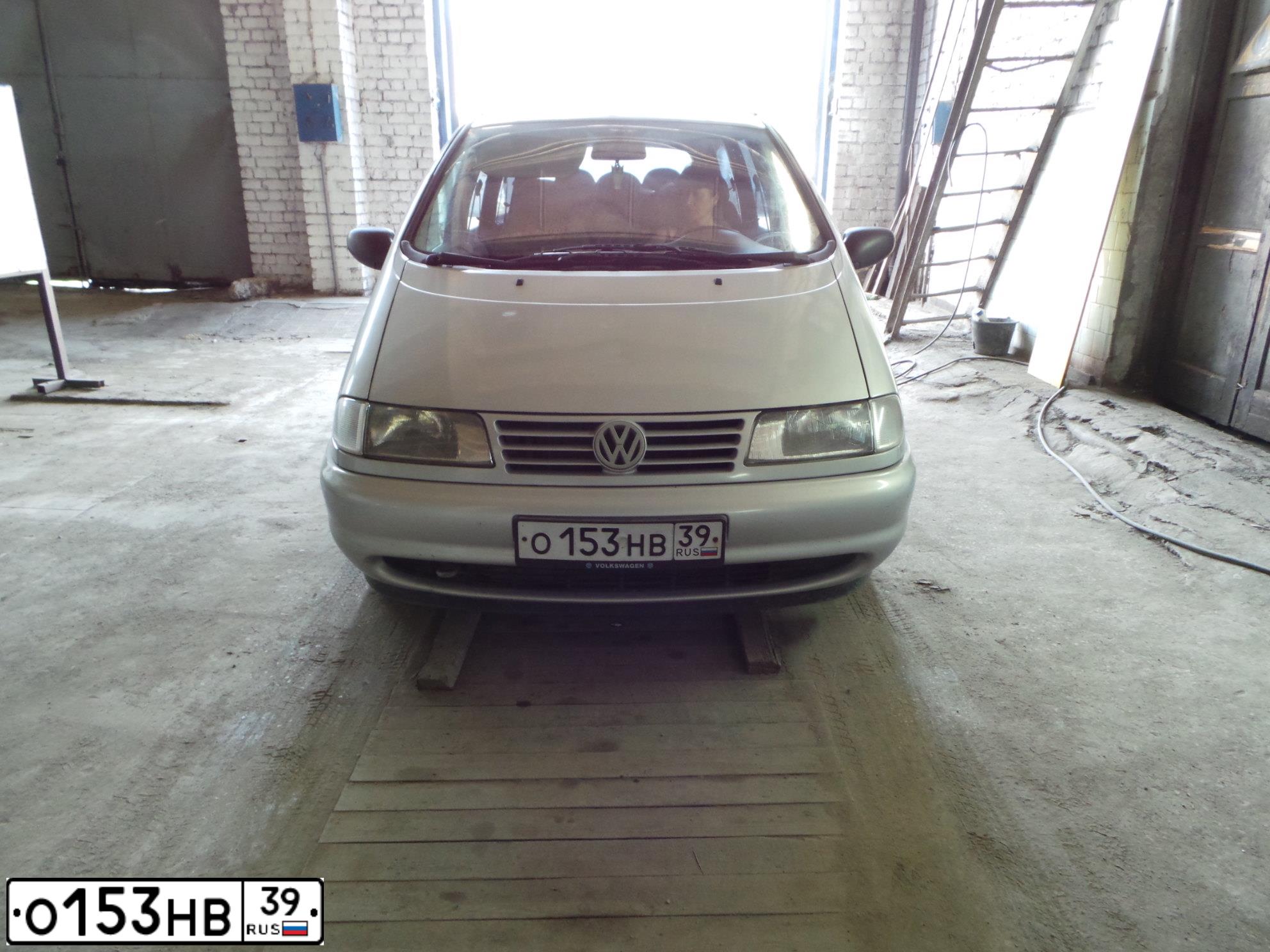 Фото автомобиля VOLKSWAGEN SHARAN, 1996 — госномер У082ВС31. Цвет: СЕРЕБРИСТЫЙ