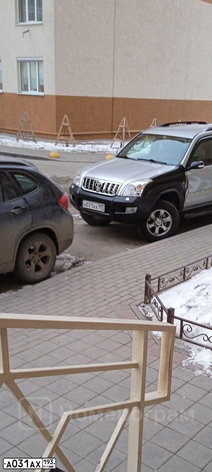 Фото автомобиля TOYOTA LAND CRUISER 120, 2008 — госномер У002УР123. Цвет: СВЕТЛО-СЕРЫЙ