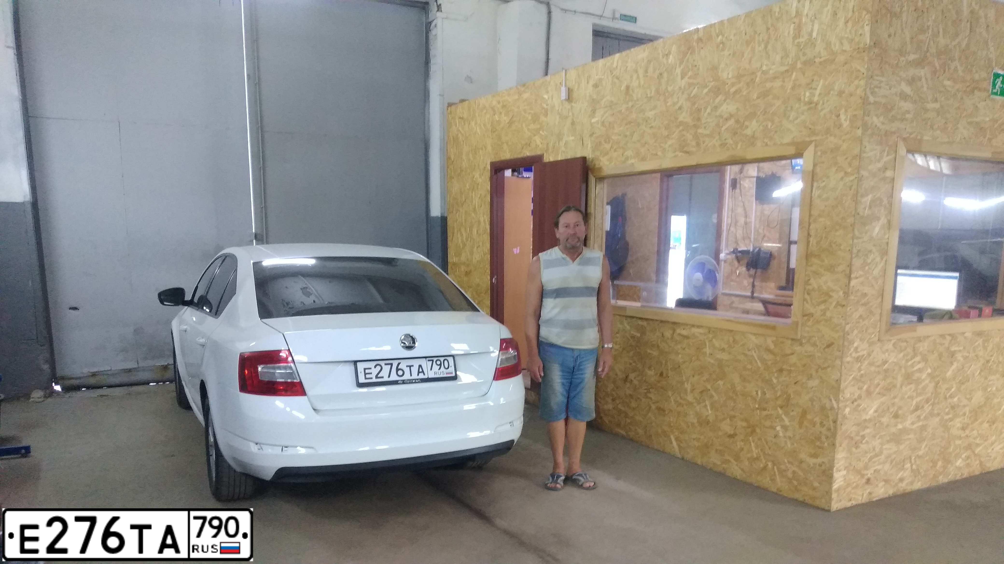 Фото автомобиля SKODA OCTAVIA, 2016 — госномер Е276ТА790. Цвет: БЕЛЫЙ-ЖЕЛТЫЙ-СЕРЫЙ