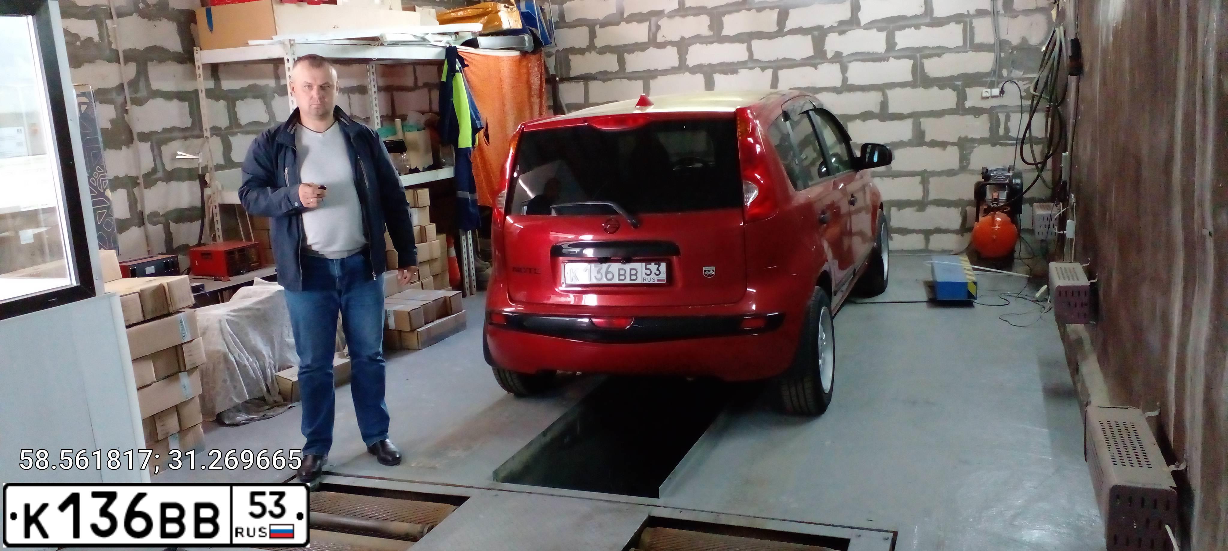 Фото автомобиля NISSAN NOTE, 2007 — госномер К136ВВ53. Цвет: ВИШНЕВЫЙ