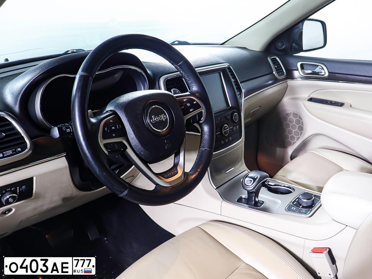 Фото автомобиля JEEP GRAND CHEROKEE, 2013 — госномер Е264АА250. Цвет: ЧЕРНЫЙ