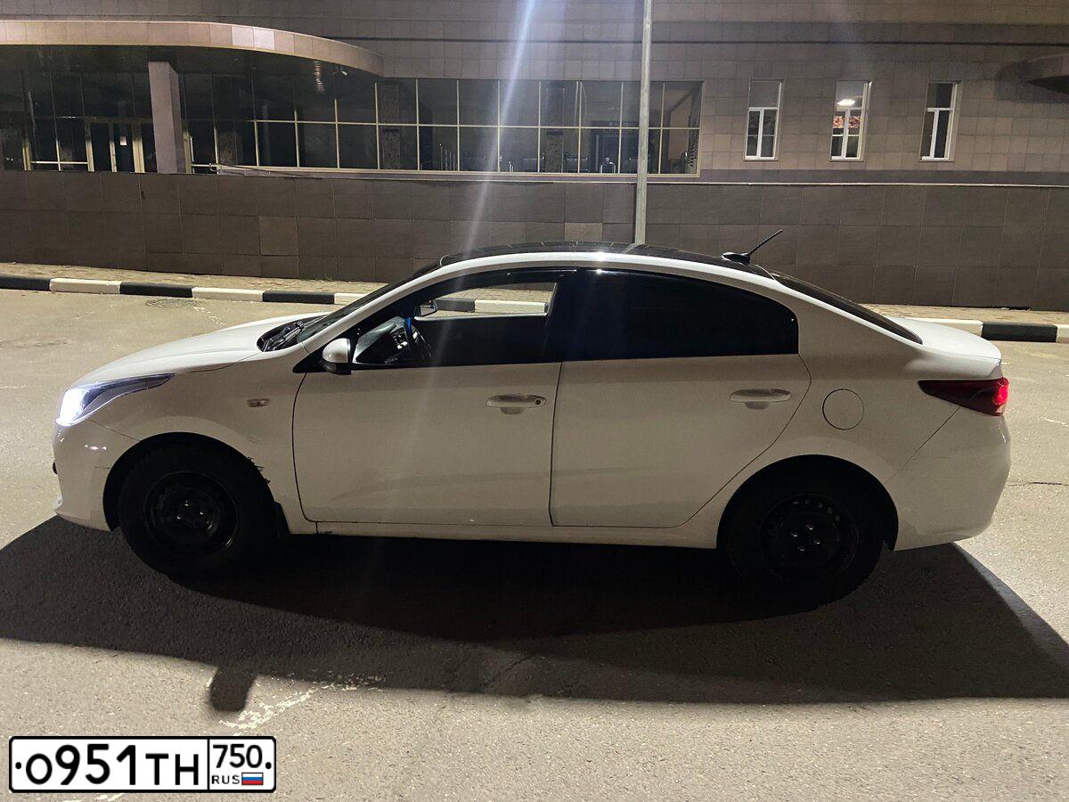 Фото автомобиля KIA RIO, 2018 — госномер Т995ВМ797. Цвет: БЕЛЫЙ