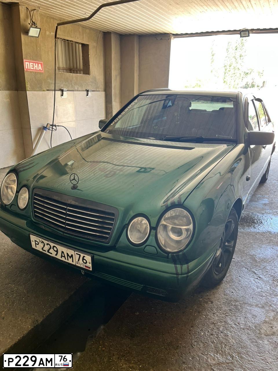 Фото автомобиля MERCEDES E-KLASSE, 1999 — госномер Р229АМ76. Цвет: ЗЕЛЕНЫЙ
