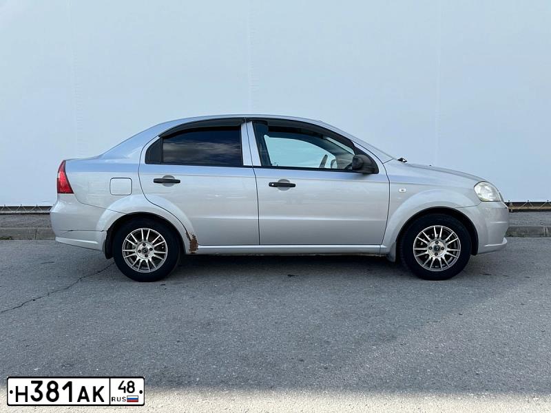 Фото автомобиля CHEVROLET AVEO, 2010 — госномер Н381АК48. Цвет: СЕРЕБРИСТЫЙ