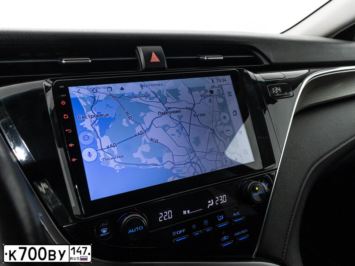 Фото автомобиля TOYOTA CAMRY, 2018 — госномер К700ВУ147. Цвет: Белый