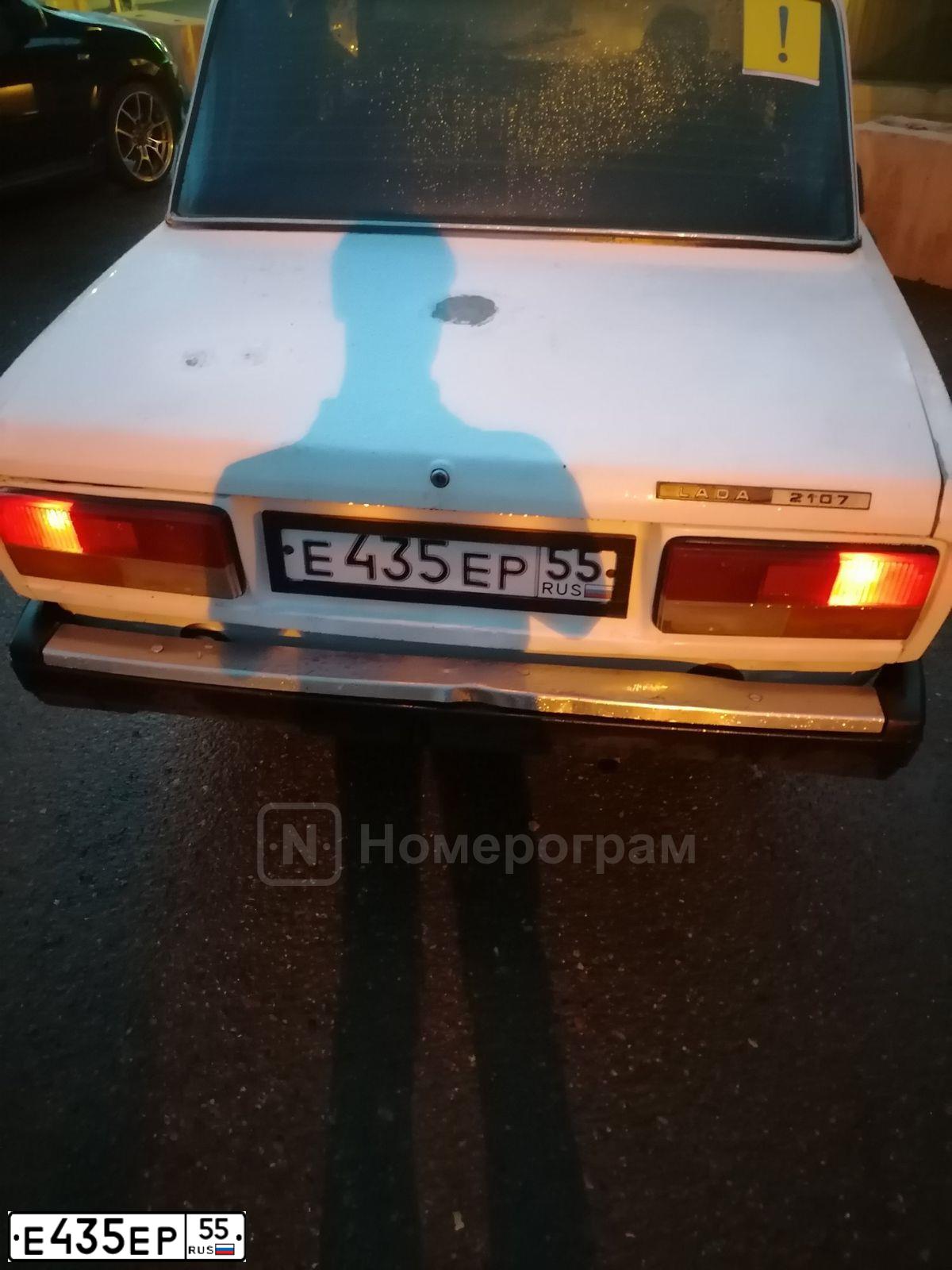 Фото автомобиля LADA 2107, 2001 — госномер Е435ЕР55. Цвет: ЯРКО-БЕЛЫЙ