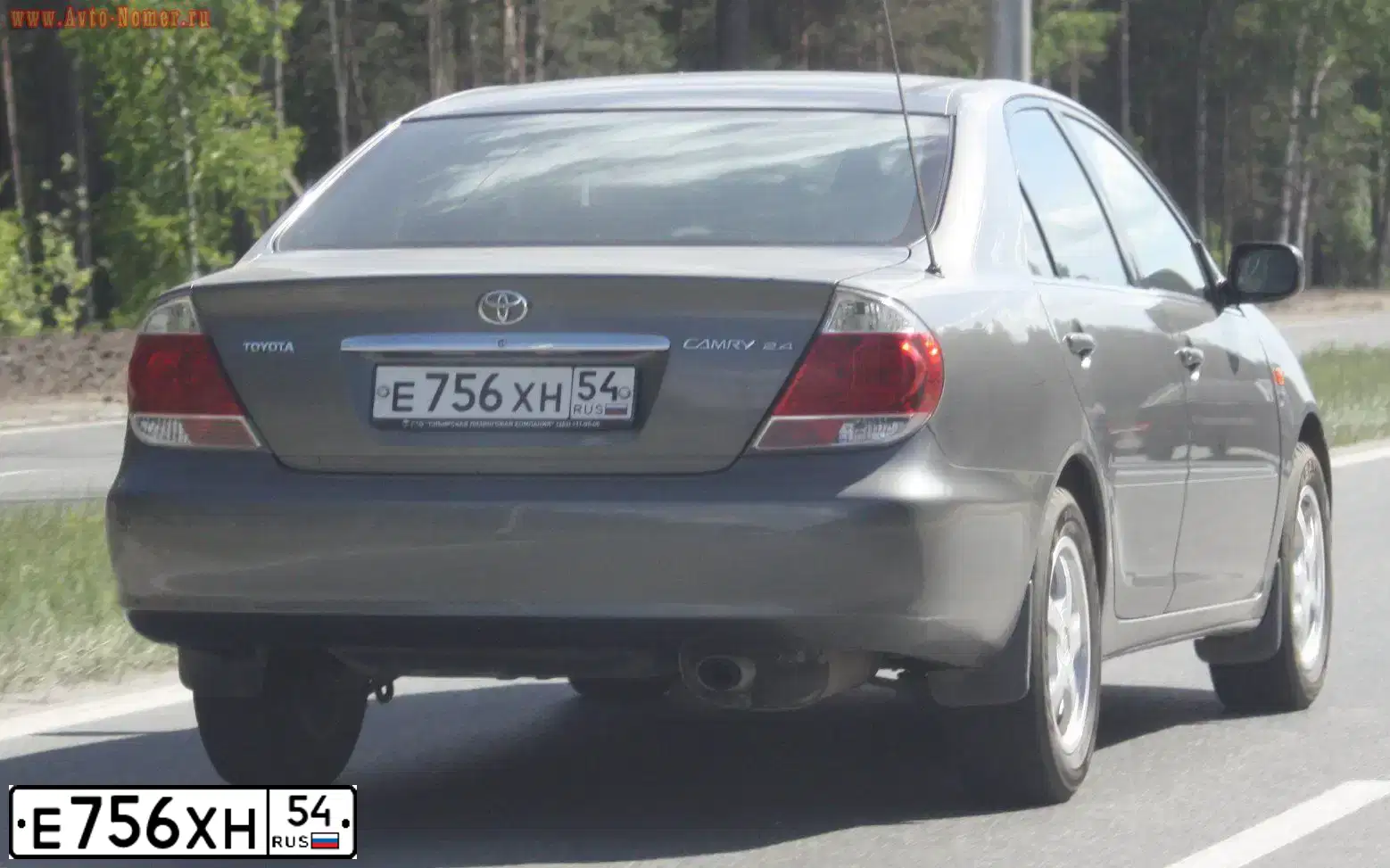 Фото автомобиля TOYOTA CAMRY, 2005 — госномер В652ХР154. Цвет: СЕРЫЙ