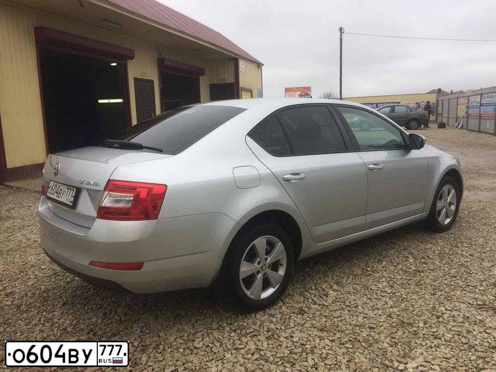 Фото автомобиля SKODA OCTAVIA, 2014 — госномер О604ВУ777. Цвет: Серебристый