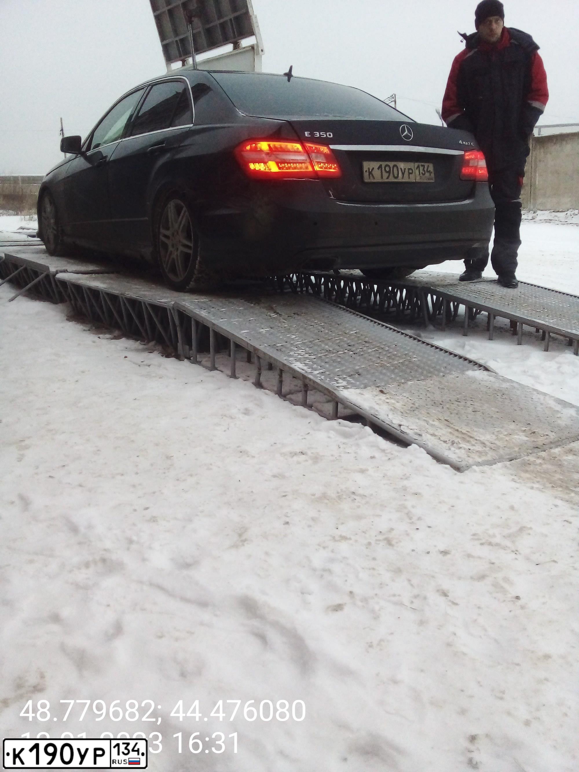 Фото автомобиля MERCEDES E-KLASSE, 2010 — госномер Н191ЕО134. Цвет: ЧЕРНЫЙ