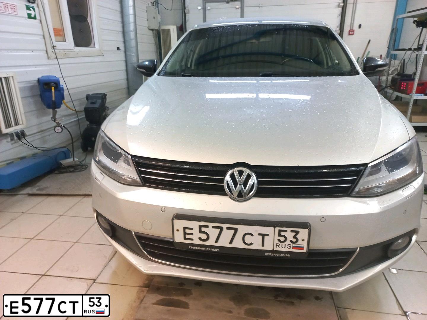 Фото автомобиля VOLKSWAGEN JETTA, 2014 — госномер М124ОЕ198. Цвет: СЕРЕБРИСТО-ЖЕЛТЫЙ