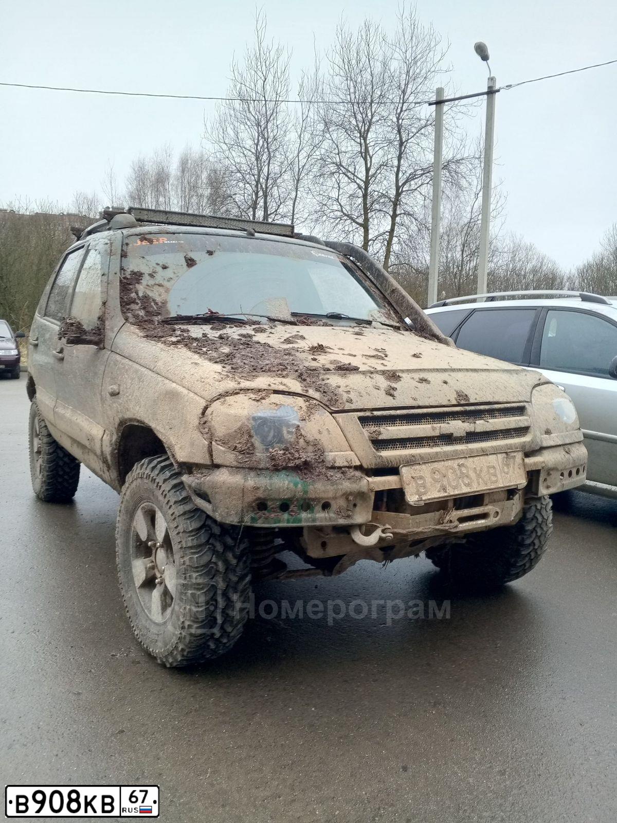 Фото автомобиля CHEVROLET NIVA, 2004 — госномер В908КВ67. Цвет: Темно-зеленый