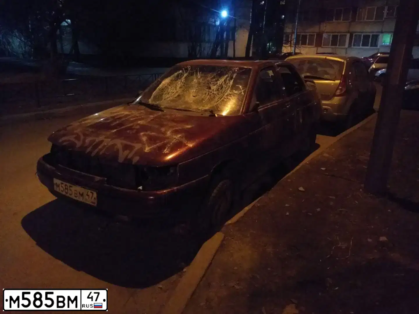 Фото автомобиля VAZ 2110 LADA, 2003 — госномер М585ВМ47. Цвет: ТЕМНО-МАЛИНОВЫЙ