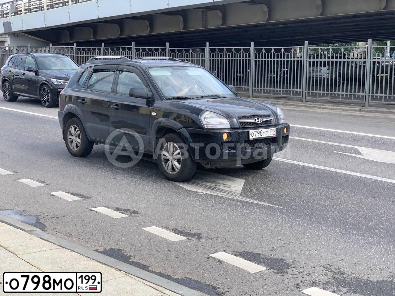 Фото автомобиля HYUNDAI TUCSON, 2008 — госномер О798МО199. Цвет: ЧЕРНЫЙ