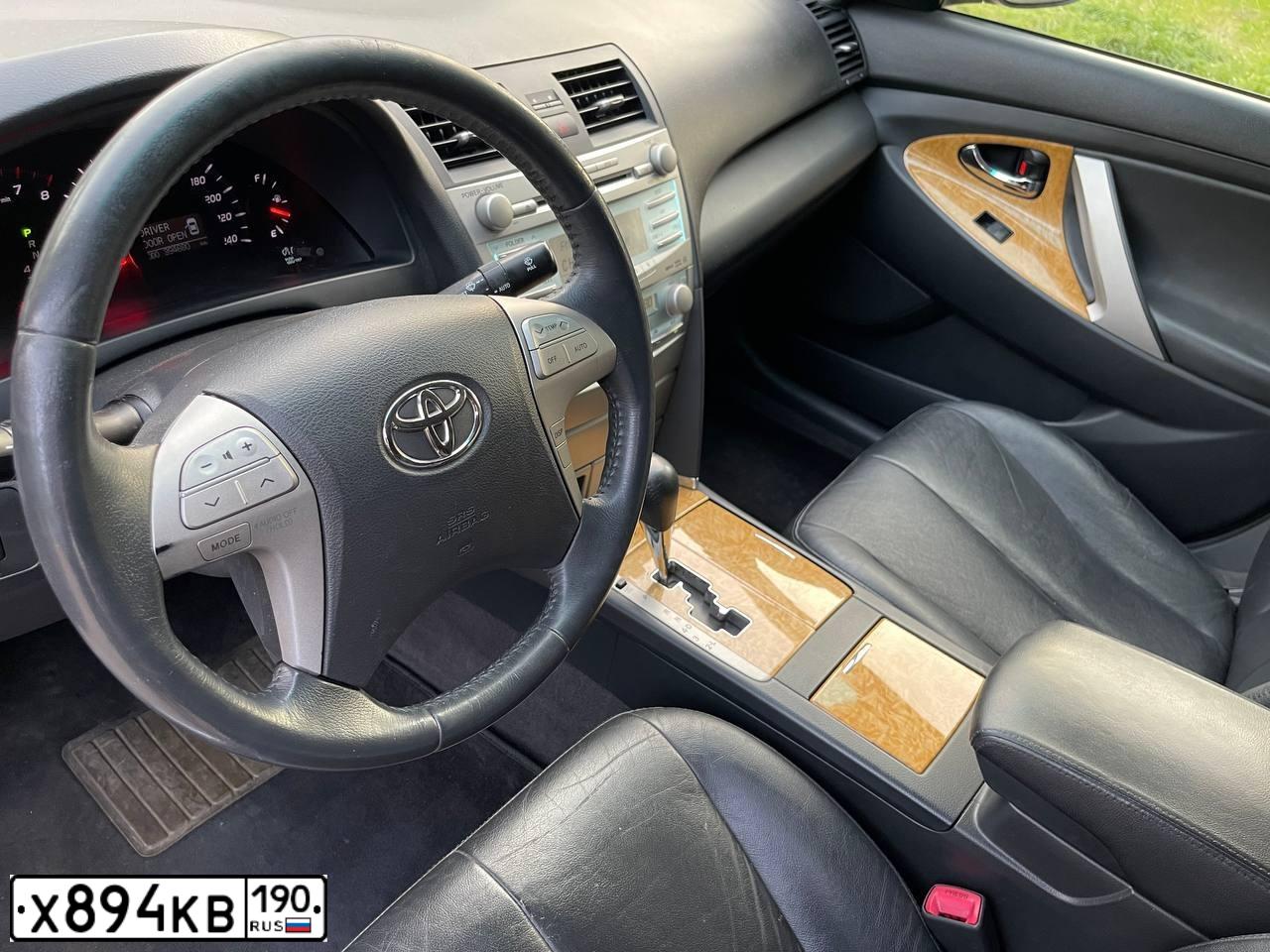 Фото автомобиля TOYOTA CAMRY, 2007 — госномер Х894КВ190. Цвет: СЕРЫЙ