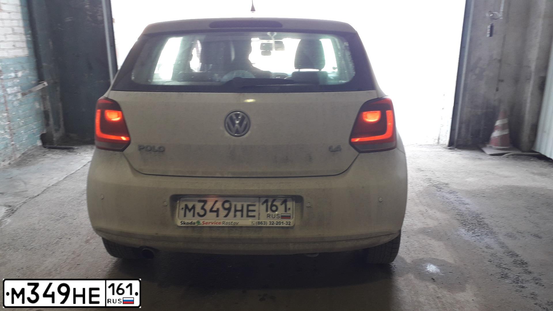 Фото автомобиля VOLKSWAGEN POLO, 2011 — госномер Е441АМ185. Цвет: Белый