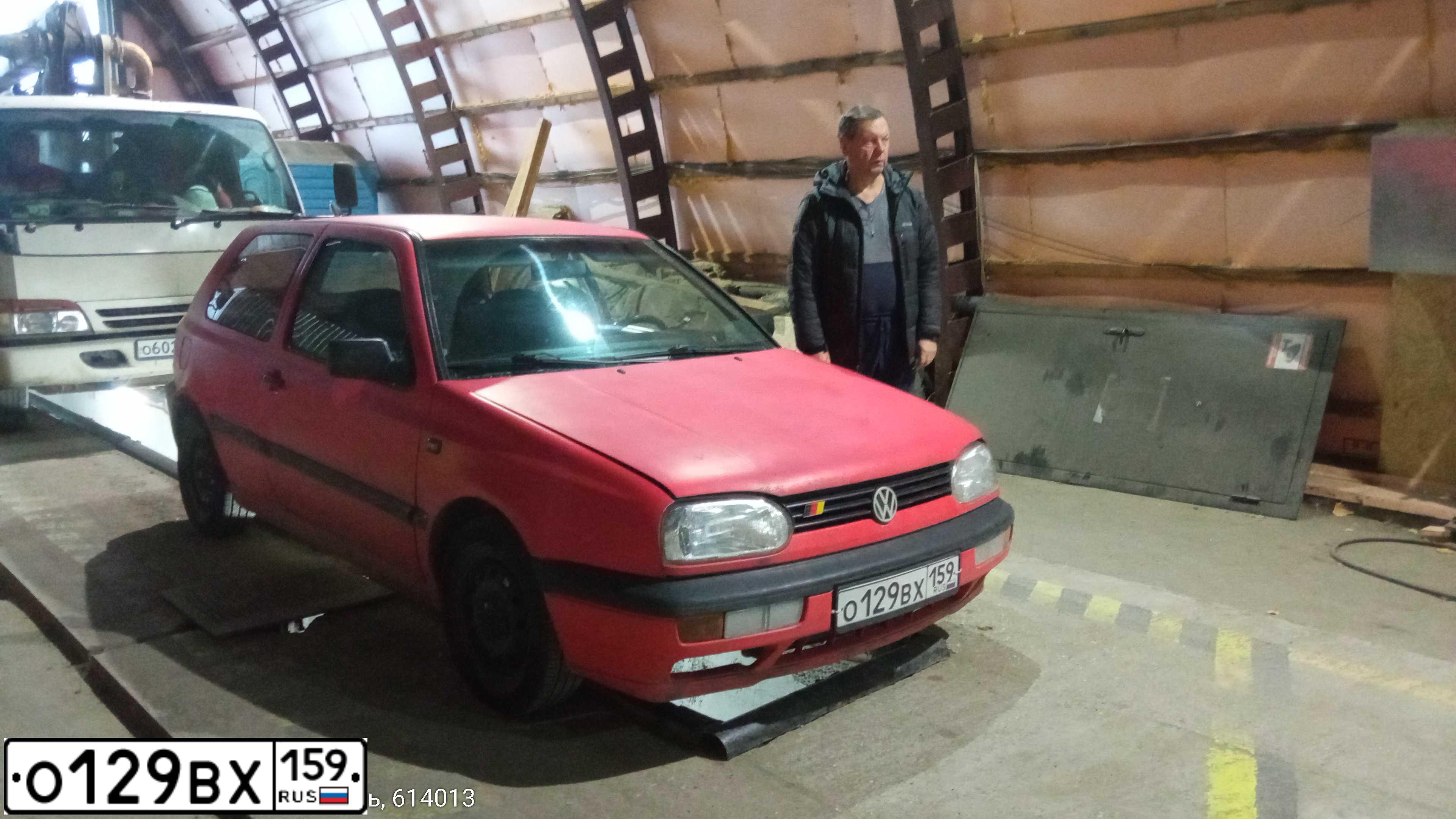 Фото автомобиля VOLKSWAGEN GOLF, 1994 — госномер М558МО178. Цвет: Красный