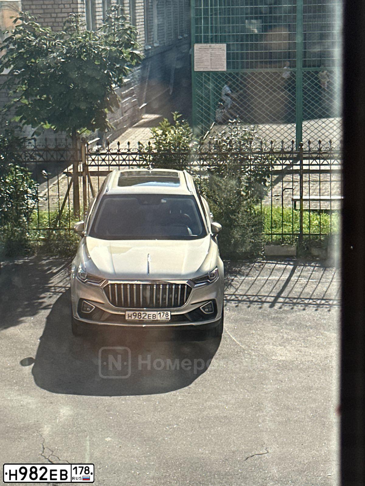 Фото автомобиля INFINITI QX70 /FX/, 2012 — госномер Н982ЕВ178. Цвет: Коричневый