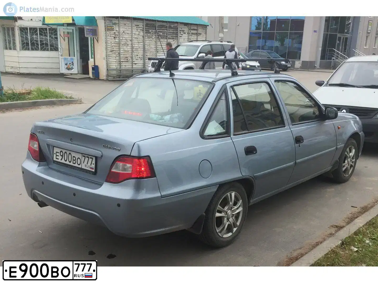 Фото автомобиля DODGE /GRAND/ CARAVAN, 2003 — госномер К707ВР790. Цвет: БОРДОВЫЙ