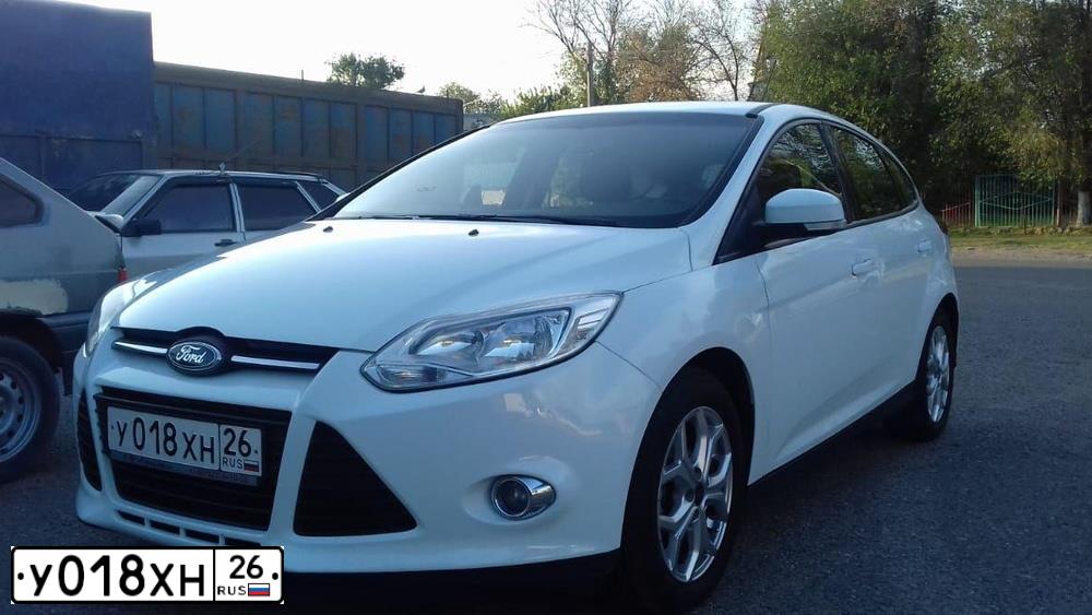 Фото автомобиля FORD FOCUS, 2012 — госномер Е863ТА126. Цвет: Белый